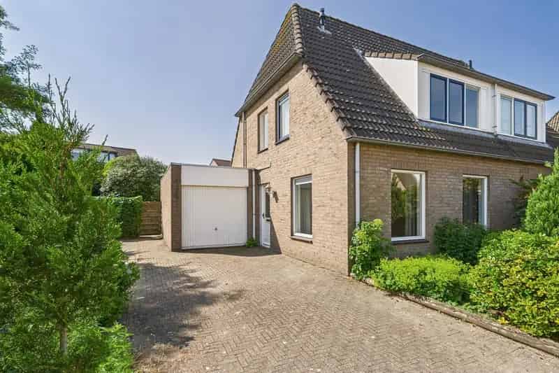 Ruime 2-onder-1-kapwoning te Terneuzen met Garage en Nieuwe Keuken