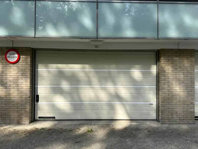 Garagebox te koop Vlaardingen Ruime opslag Twee auto's