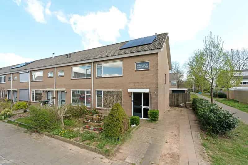 Ruime gezinswoning te Zevenaar 4 slaapkamers garage tuin zonnepanelen