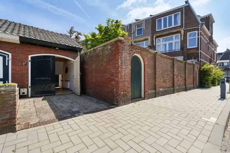 Garage met Vliering en Laadpunt te Koop Statenkwartier