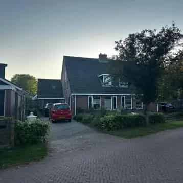 Ruime gezinswoning met grote tuin en garage te koop