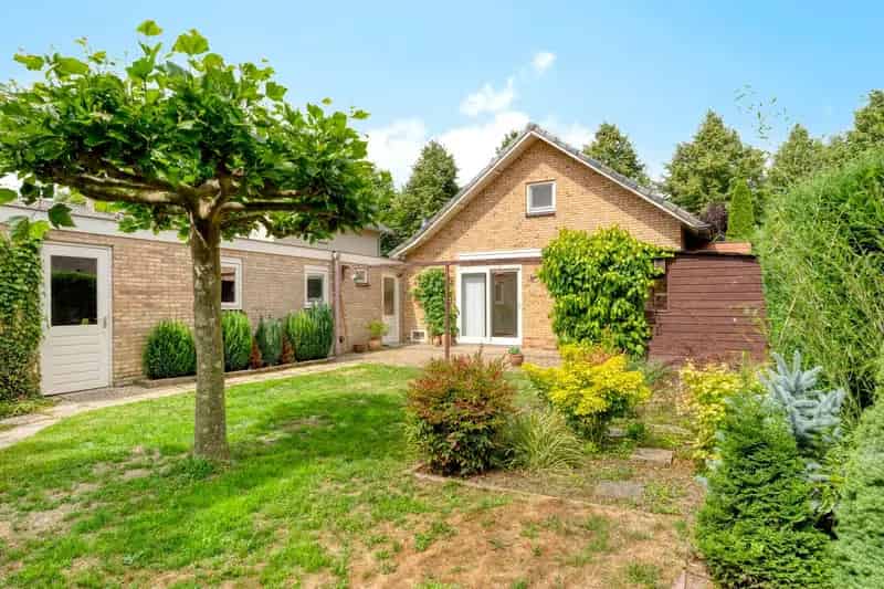Semi-bungalow Valburg Grote Garage Diepe Tuin