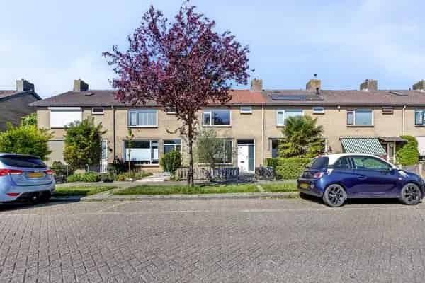 Ruime jaren 70 woning met 3 slaapkamers nabij Zaltbommel