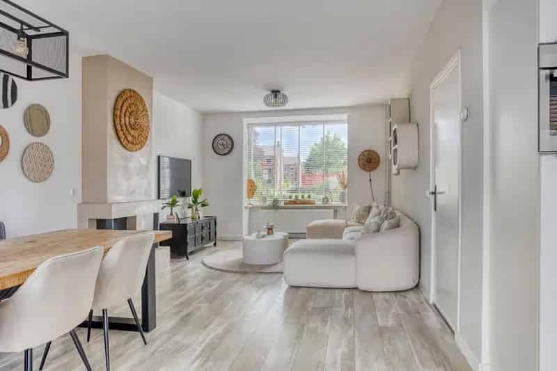 Tussenwoning Deventer 4 slaapkamers moderne keuken tuin 11 zonnepanelen