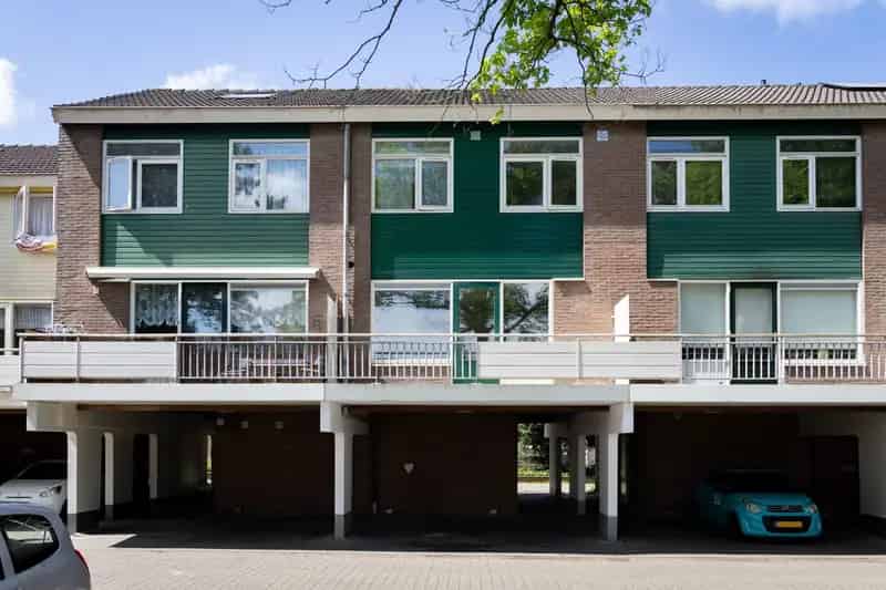 Ruime 4 Slaapkamer Maisonnettewoning Hoorn te moderniseren