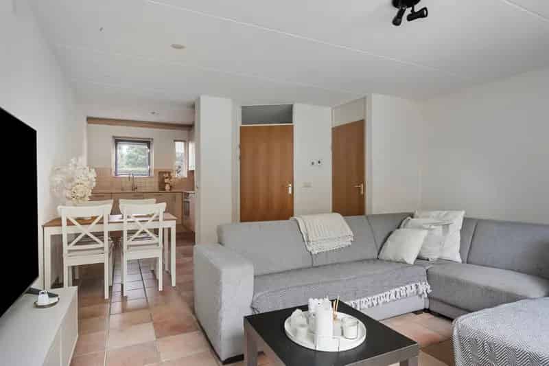Zeewolde Ruime woning met zwembad en bedrijfsruimte Dubbele bewoning mogelijk