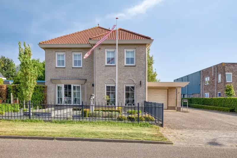 Huis te koop Sprundel: Moderne woning met bedrijfsruimte