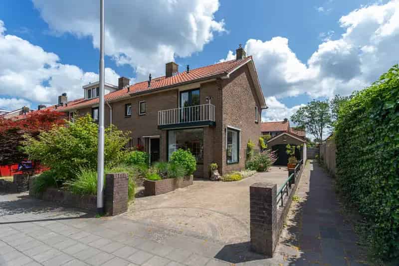 Huis te koop Bussum: Ruim hoekhuis met garage en tuin