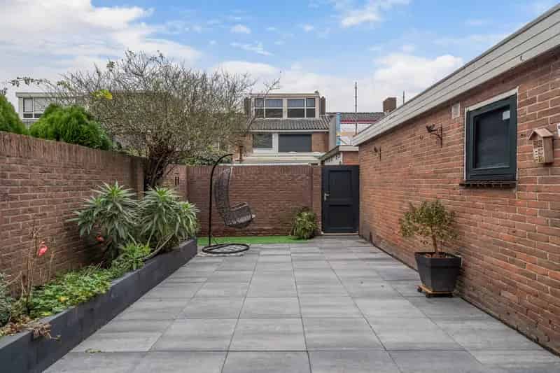 Huis te koop Zoetermeer Dorp: gerenoveerde tussenwoning
