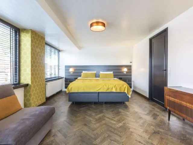 Luxe 5 Slaapkamers Villa met Design Interieur en Riante Tuin