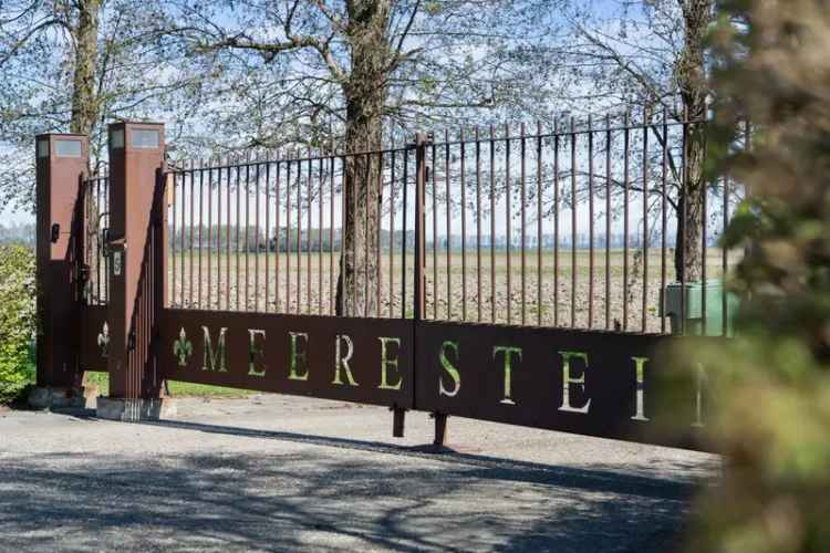 Vrijstaande A woonboerderij met mantelzorgwoning te koop