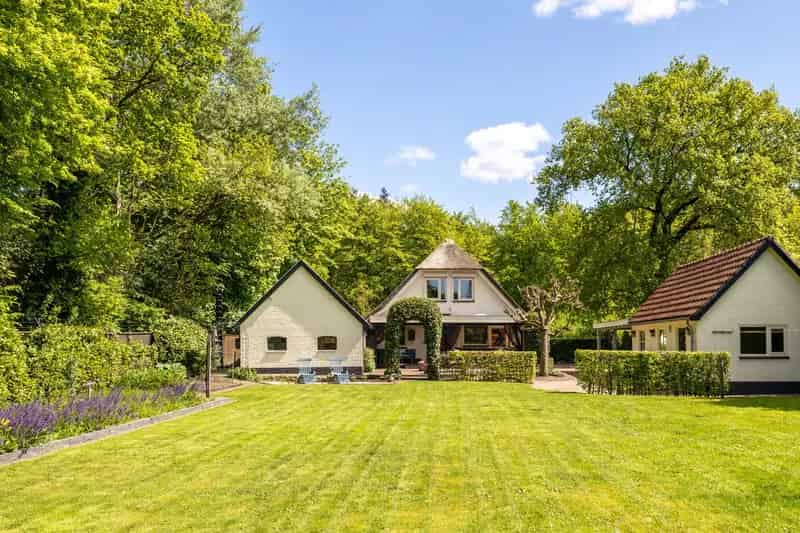 Veluwse woning te koop: Rietgedekte vrijstaande woning met bijgebouwen