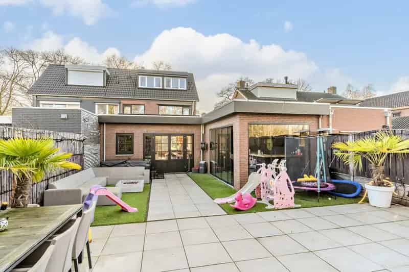 Huis te koop Breda: Ruime 4-slaapkamer tweekapper met tuin en café