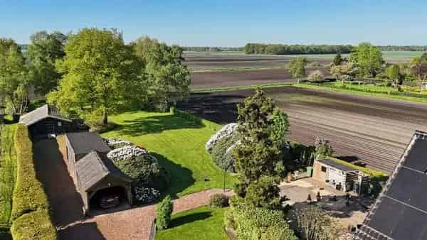 Vrijstaand huis met serre aan kanaal te Nieuw Amsterdam