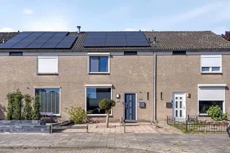 Ruime Gemoderniseerde Woning met Schuur en 12 Zonnepanelen