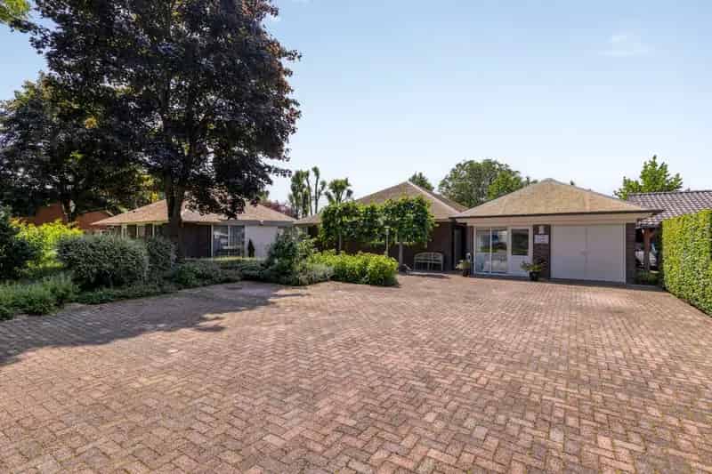 Vrijstaande Bungalow Zetten Ruime Tuin Bijgebouw 4 slaapkamers