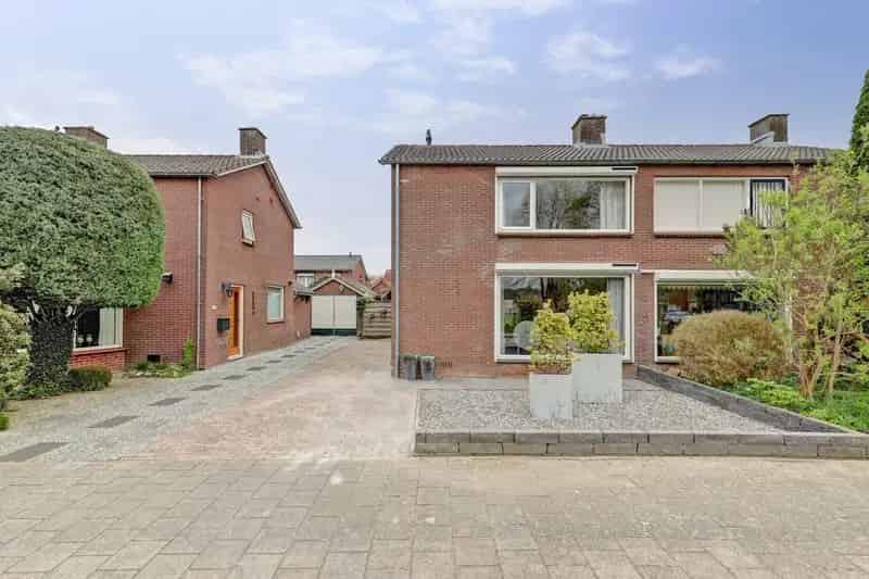 Huis te koop Gendt: Ruime en moderne helft van dubbel woonhuis