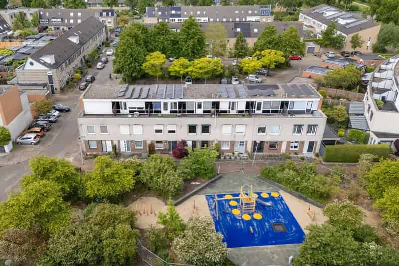 Huis te koop Purmerend: Ruime tussenwoning met serre en tuin