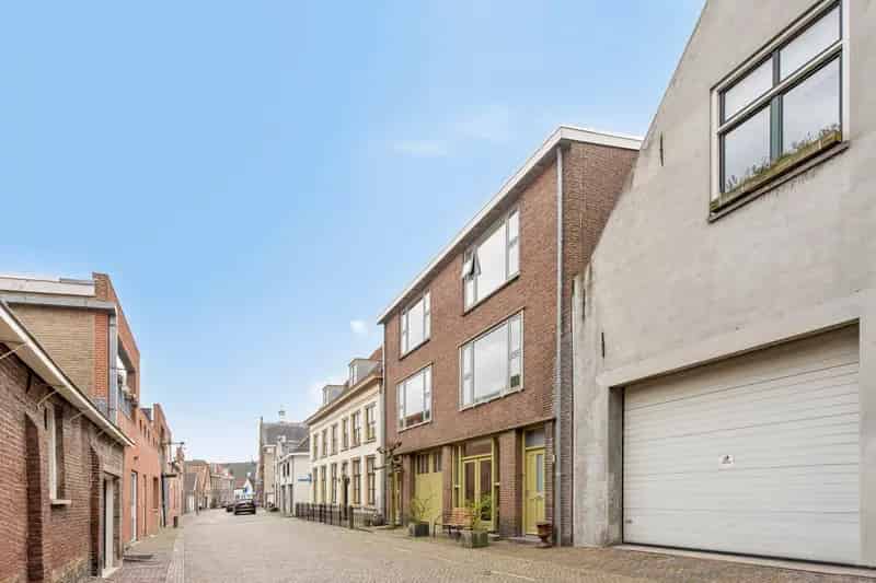 Huis te koop Zaltbommel: Ruime woning met kapsalon en dakterras