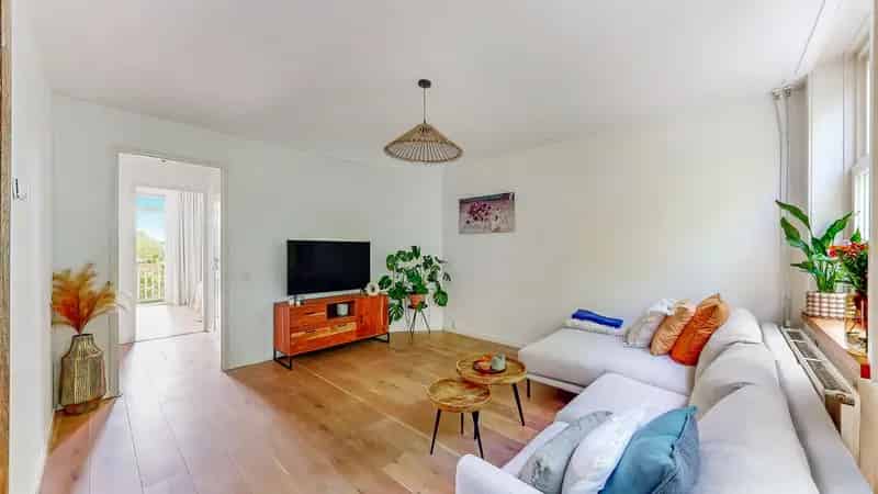 Amsterdam Westerpark: Instapklaar Tweekamerappartement met Zonnig Balkon en Zolderkamer