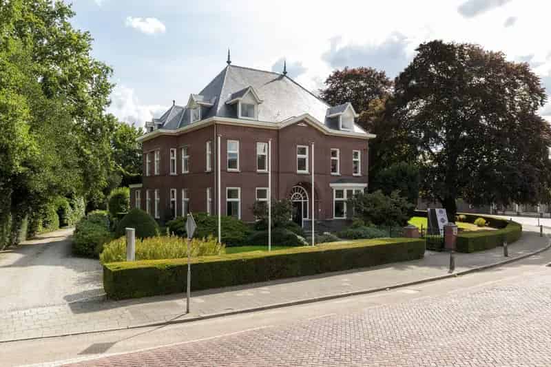 Kantoorvilla De Berg te Dommelen te koop