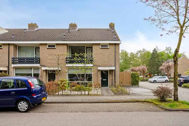 Hoekwoning 4 slaapkamers Nijkerk Ruime tuin Garage