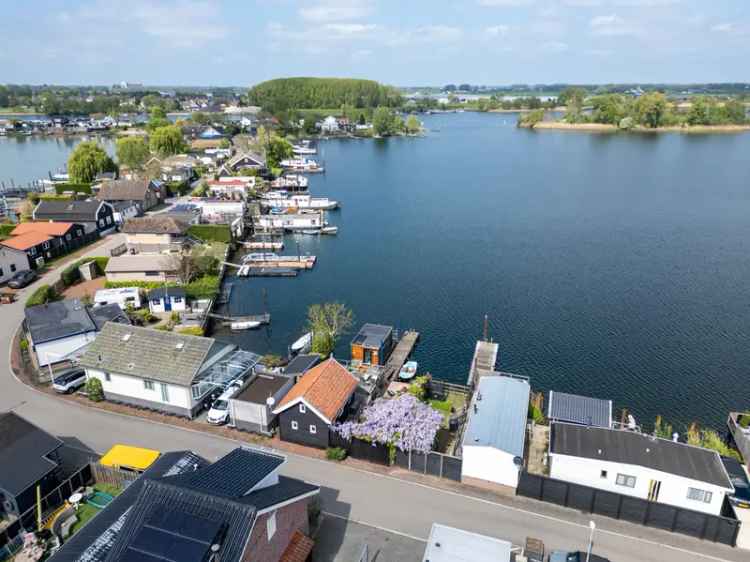 Recreatiewoning aan de Veense Plassen: Chalet met Boot Steiger en Optionele Woonark
