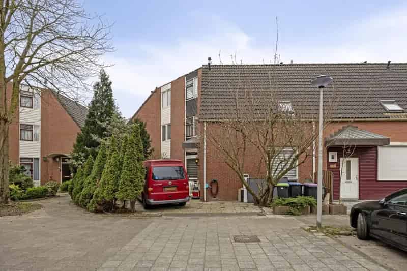 Ruime 4 Kamer Eengezinswoning Met Parkeerplaats En Tuin