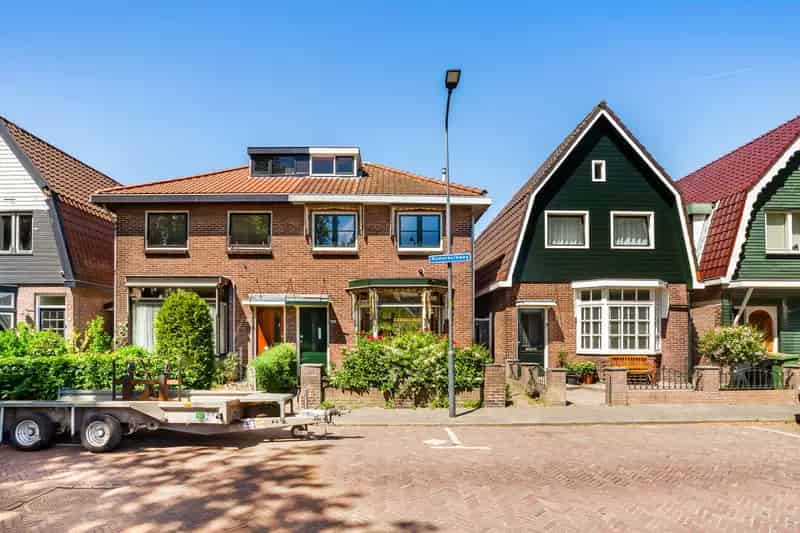 Jaren 30 woning te Beverwijk: Ruime 2-onder-1-kapwoning te renoveren