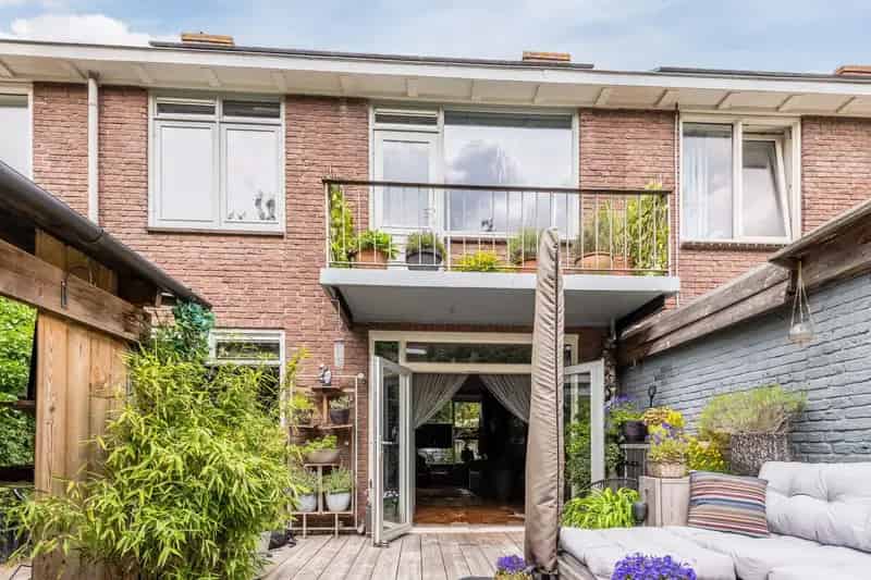 Huis te koop Zaandam: Sfeervolle woning met moderne keuken en zonnige tuin