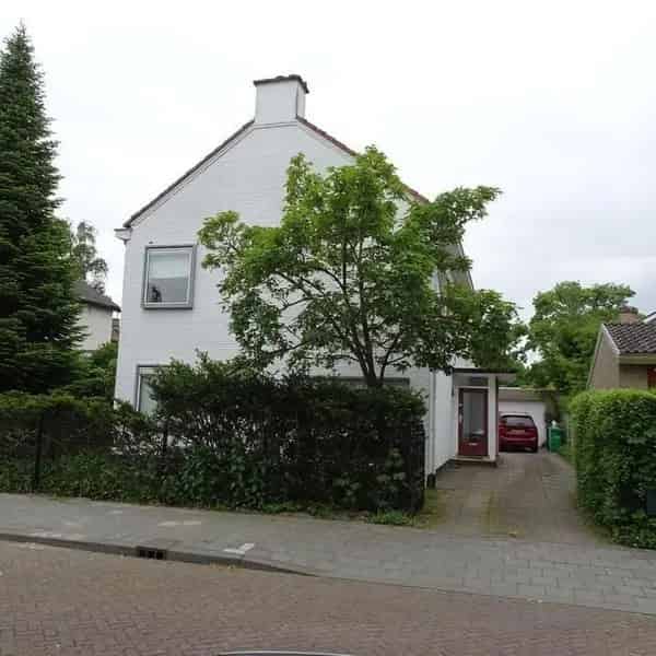 Vrijstaande Villa in Rustige Woonwijk te Koop