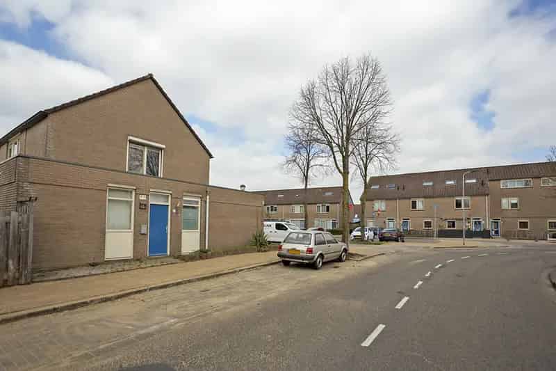 Familiehuis nabij winkels scholen en A16