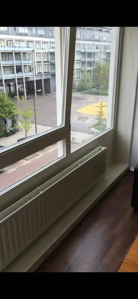 Slaapkamer Amsterdam te huur: Gemeubileerd, nabij winkels en OV