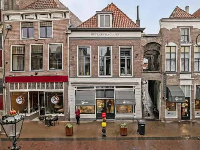 Uniek wonen in Kampen: Monumentale Maisonnette met Muurschilderingen