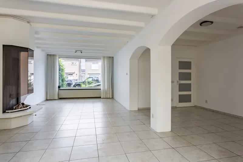 Ruime 5 Slaapkamers 2 Onder 1 Kapwoning met Serre en Diepe Tuin