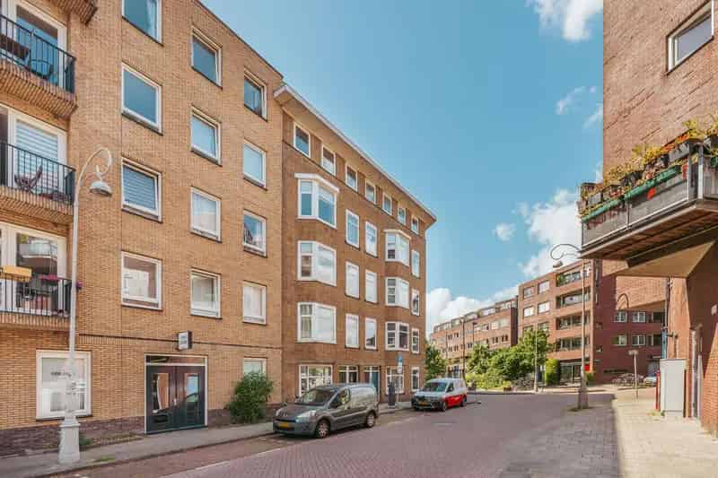 Ruime bovenwoning Amsterdam Staatsliedenbuurt met dakterras