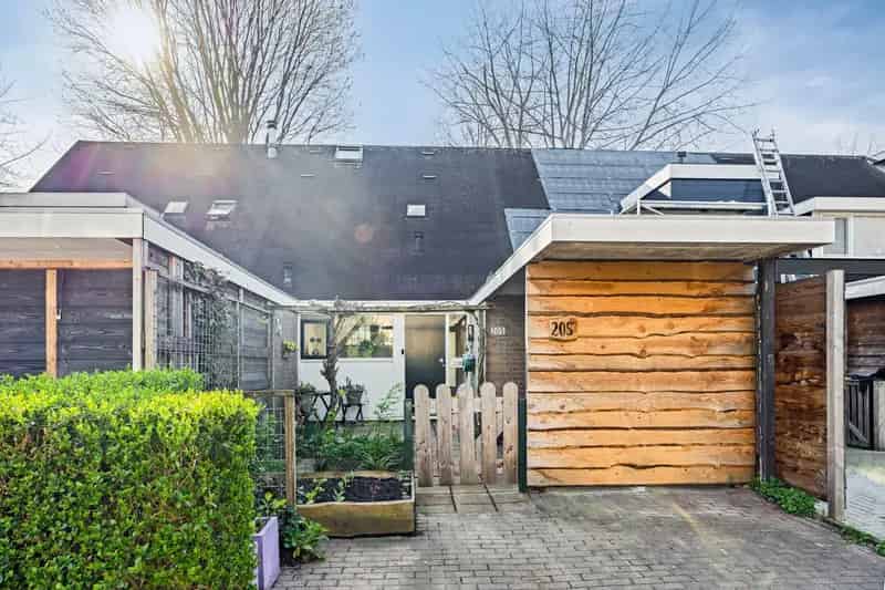Huis te koop Apeldoorn De Maten: Tussenwoning met parkeerplek en tuin