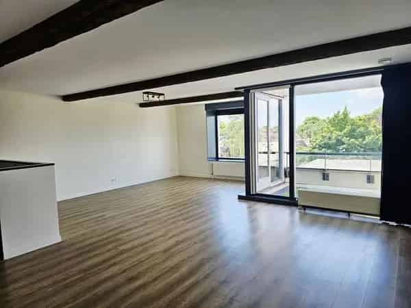 Gestoffeerd 3 kamer appartement met ruim terras en parkeerplaats