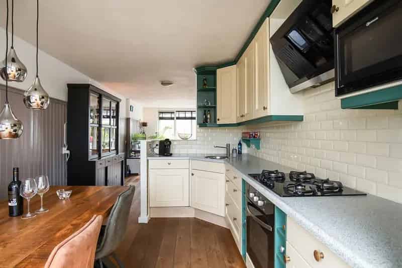 Huis te Koop Hoofddorp: Ruime Uitgebouwde Woning in Toolenburg
