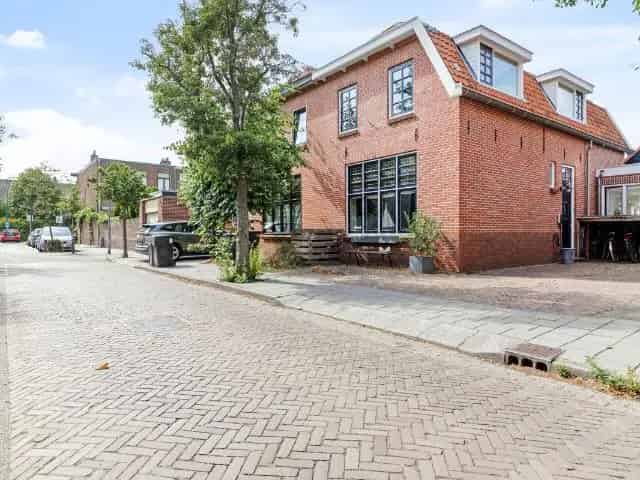 2-onder-1-kapwoning Oud Oegstgeest: 4 slaapkamers, 2 badkamers, zonnepanelen