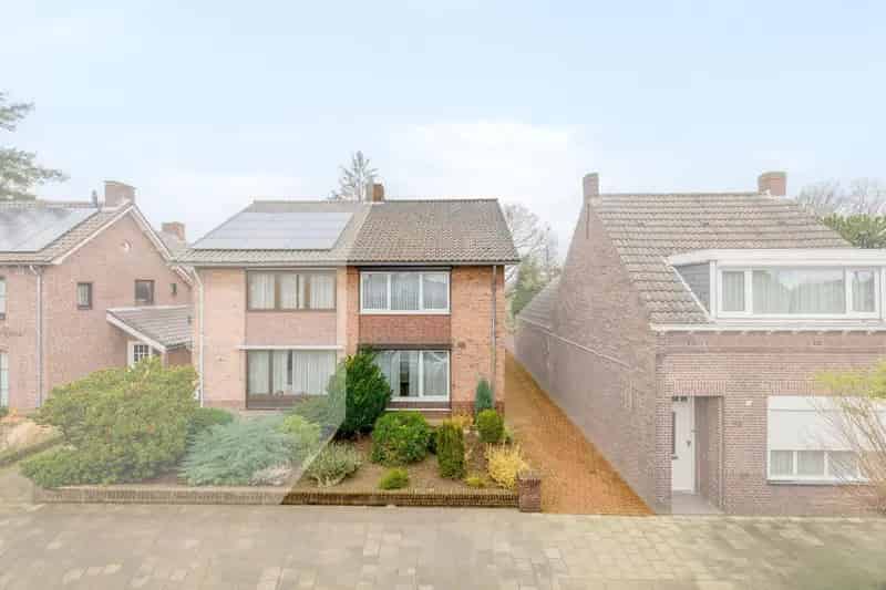 Ruime 2-onder-1-kapwoning Tegelen