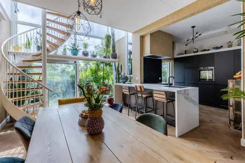 Huis te koop Amsterdam: Ruime dijkvilla aan de Ringvaart