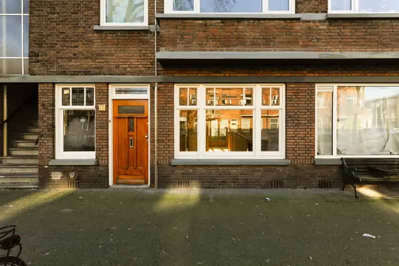 Te renoveren 4-kamer woning Laakkwartier