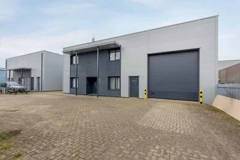 Bedrijfshal te huur Echt 596m² modern gerenoveerd