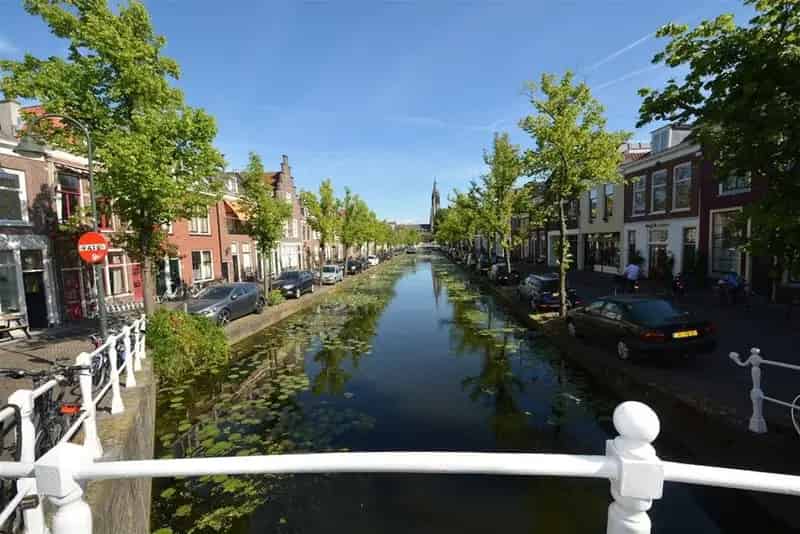 Rijksmonument Delft: Grachtenpand met Puntgevel
