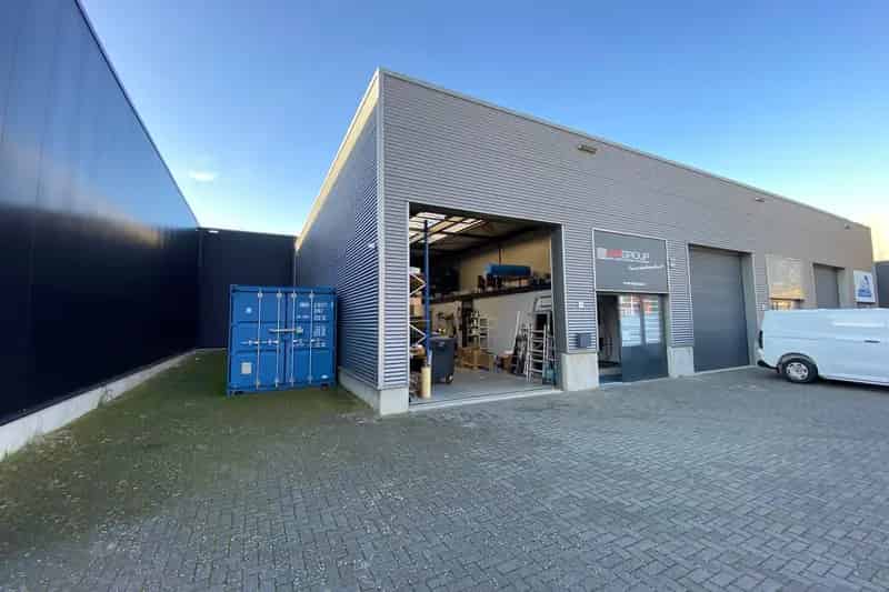 Bedrijfshal te Huur Echt 189m² Kantoor Entresol Parkeerplaatsen