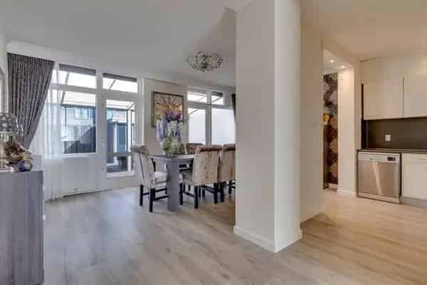 Ruime Tussenwoning met Serre en 4 Slaapkamers