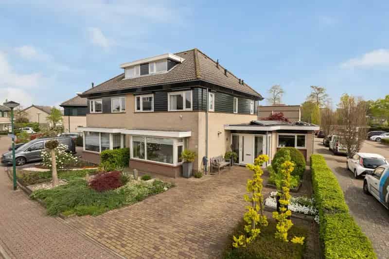 Ruime 2-onder-1-kapwoning te koop in Renswoude