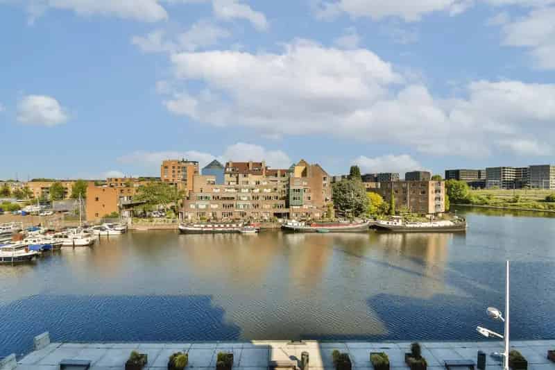 Amsterdam Oostenburg: Modern Appartement met Terras en Eigen Grond