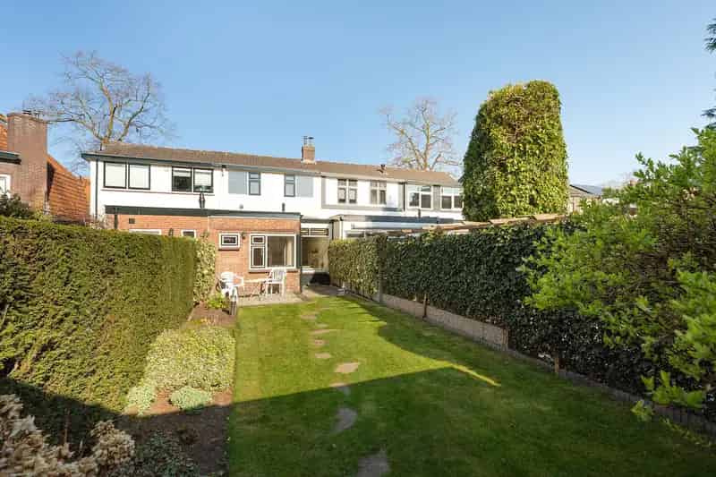 Huis te koop Hilversum: Ruime Middenwoning met 3 slaapkamers en diepe tuin
